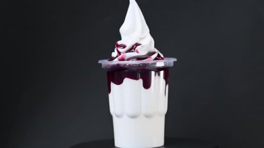 Amerikan dondurmasının meyve şuruplu bir bardaktaki videosu.