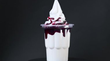 Amerikan dondurmasının meyve şuruplu bir bardaktaki videosu.