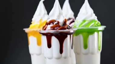 Amerikan dondurmasının meyve şuruplu bir bardaktaki videosu.