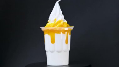 Amerikan dondurmasının meyve şuruplu bir bardaktaki videosu.