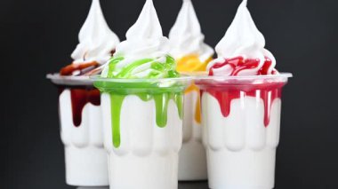 Amerikan dondurmasının meyve şuruplu bir bardaktaki videosu.