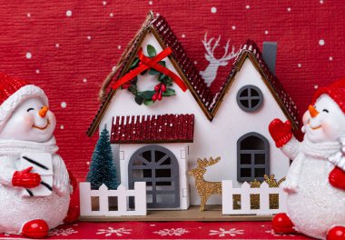 Komik bir kardan adamla Noel süslemesi