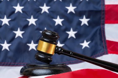 Hakimin tokmağı Amerikan bayrağının arka planında