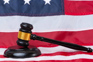 Hakimin tokmağı Amerikan bayrağının arka planında