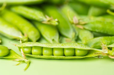 Genç yeşil bezelye kabukları kapanıyor