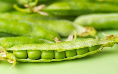 Genç yeşil bezelye kabukları kapanıyor