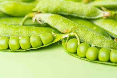 Genç yeşil bezelye kabukları kapanıyor