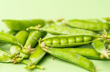 Genç yeşil bezelye kabukları kapanıyor