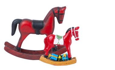 Beyaz arka planda izole edilmiş kırmızı noel tahta atı.