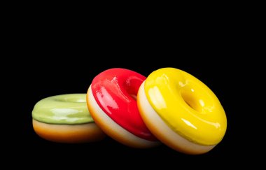  Siyah arka planda güzel bir çörek.