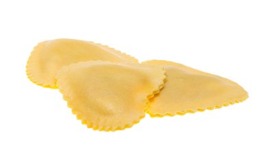 İtalyan mantısı beyaz arka planda izole edilmiş.