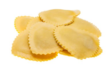 İtalyan mantısı beyaz arka planda izole edilmiş.