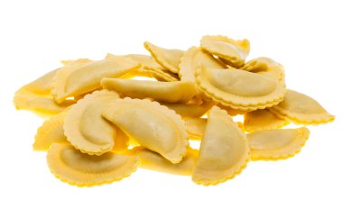 İtalyan mantısı beyaz arka planda izole edilmiş.