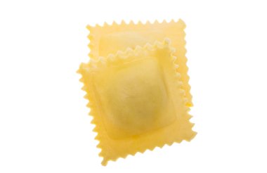 İtalyan mantısı beyaz arka planda izole edilmiş.