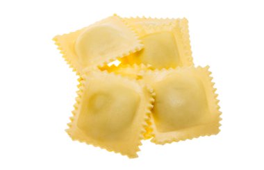 İtalyan mantısı beyaz arka planda izole edilmiş.