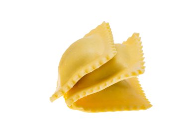 İtalyan mantısı beyaz arka planda izole edilmiş.