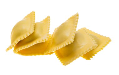 İtalyan mantısı beyaz arka planda izole edilmiş.