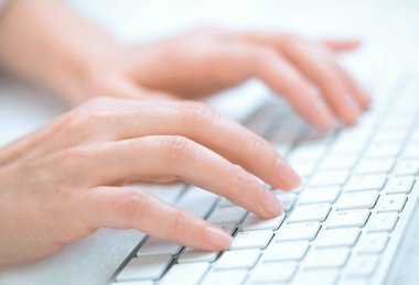 Yazan bir ofis kadınının elleri.