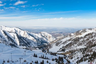 Shymbulak dağ tatil köyünün kayak pisti. Almaty, Kazakistan.