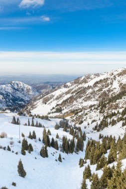 Shymbulak Kayak Tesisi yakınlarındaki dağların manzarası. Kar Dağları. Almaty
