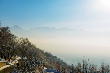 Kış sisi sırasında dağ manzarası. Sis sık sık Almaty 'de peyzaj kusurları nedeniyle oluşur. Kazakistan