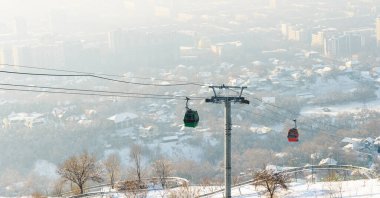 Kış dumanı sırasında kablolu araba. Sis sık sık Almaty 'de peyzaj kusurları nedeniyle oluşur. Kazakistan