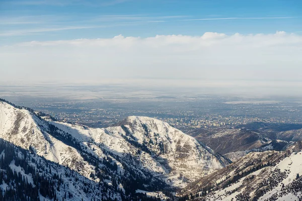 Vista Das Montanhas Perto Shymbulak Ski Resort Montanhas Neve Almaty — Fotografia de Stock
