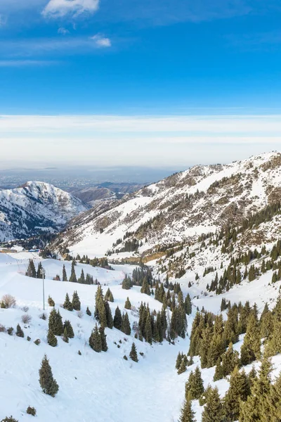 Vista Las Montañas Cerca Estación Esquí Shymbulak Montañas Nieve Almaty —  Fotos de Stock