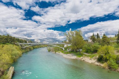 Karadağ 'ın Podgorica başkenti Moraca Nehri üzerindeki Milenyum ve Moskova köprüleri