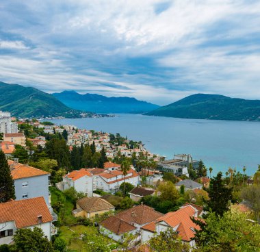 Güzel Herceg Novi şehri ve Kotor Körfezi manzarası. Karadağ