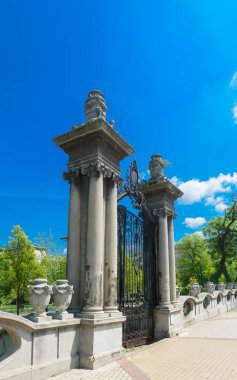 Yazın Belgrad 'daki öğrenci parkına giriş kapısı. Sırbistan