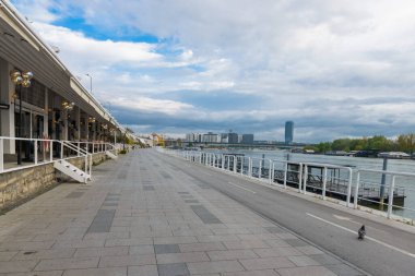 Belgrad 'daki Sava Nehri yakınındaki toprak seti. Sırbistan