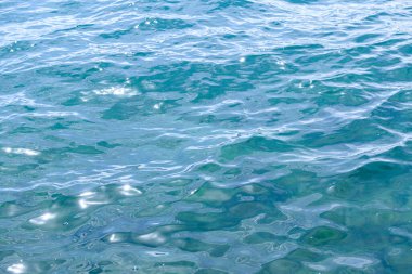 Mavi deniz suyu yüzeyi, yakın plan.