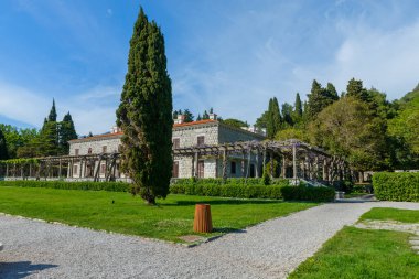 Villa Milocer ile güzel bir yaz manzarası. Budva. Karadağ