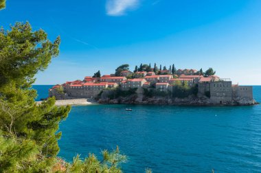 Karadağ 'da Budva yakınlarındaki Sveti Stefan' ın güzel manzarası