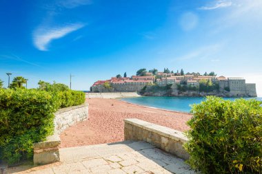 Karadağ 'da Budva yakınlarındaki Sveti Stefan' ın güzel manzarası