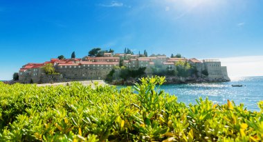 Karadağ 'da Budva yakınlarındaki Sveti Stefan' ın güzel manzarası