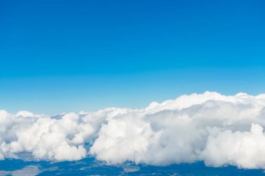 Bulutlarda uçan bir uçağın penceresinden görüntülemek