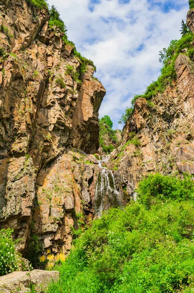 Bela Paisagem Montanhosa Verão Com Uma Cachoeira — Fotografia de Stock