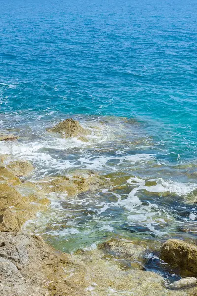 Praia Com Rochas Wate Azul — Fotografia de Stock
