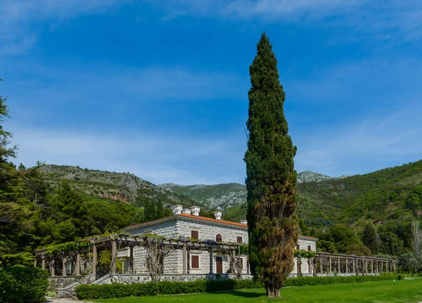 Villa Milocer ile güzel bir yaz manzarası. Budva. Karadağ