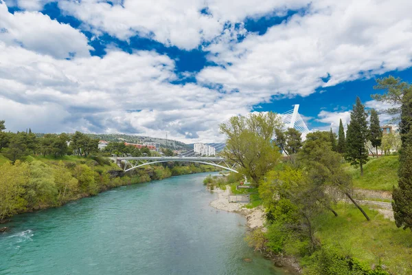 Millenium Und Moskauer Brücken Über Den Fluss Moraca Podgorica Hauptstadt lizenzfreie Stockbilder