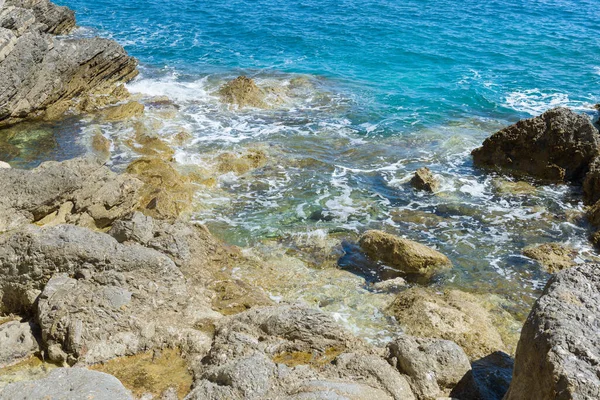 海滩上有蓝色的岩石 免版税图库照片