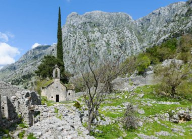 Karadağ 'ın Kotor kenti yakınlarındaki dağlardaki eski yıkılmış ortaçağ kilisesi