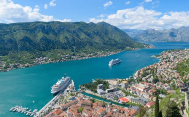 Kotor Körfezi 'ndeki iki büyük yolcu gemisinin güzel manzarası. Karadağ