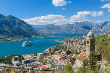 Kotor Körfezi 'ndeki büyük bir geminin güzel manzarası. Karadağ