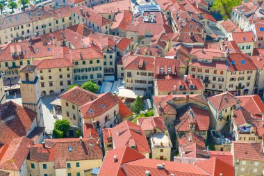 Kotor 'daki eski kasabanın kırmızı çatılarını yukarıdan izle. Karadağ