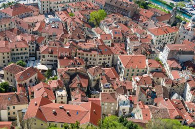 Kotor 'daki eski kasabanın kırmızı çatılarını yukarıdan izle. Karadağ