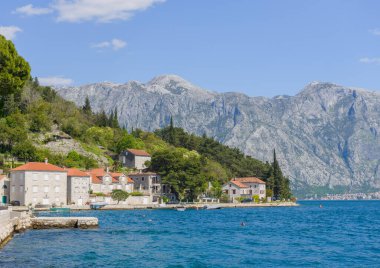Perast şehrindeki setten. Karadağ