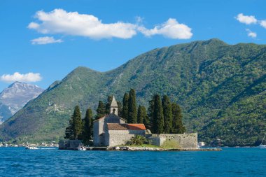 Kotor Körfezi 'ndeki Perast kıyısında Aziz George adası. Karadağ